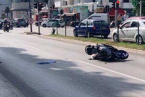 TEŠKA SAOBRAĆAJKA U BUDVI: Motor nasred ulice, vide se tragovi krvi, motociklista hitno prevezen u bolnicu