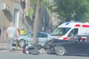 ŽESTOK SUDAR U VENIZELOSOVOJ ULICI NA DORĆOLU: I motor i automobil uništeni (VIDEO)