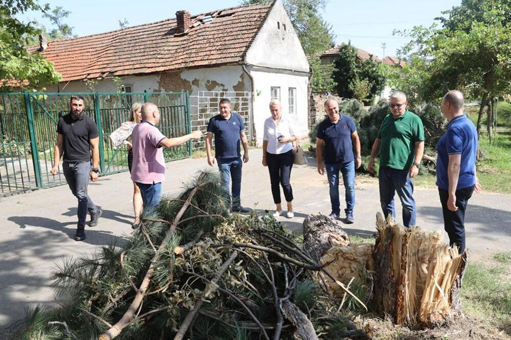 Gradonačelnik ĐURIĆ obišao Veternik: Ogromna šteta pričinjena na Osnovnoj školi "Mihajlo Pupin"