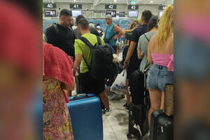 SKANDAL! AGONIJA SRPSKIH TURISTA NA KIPRU: Preko 20 sati čekali na let za Srbiju, spavali na plaži i aerodromu!