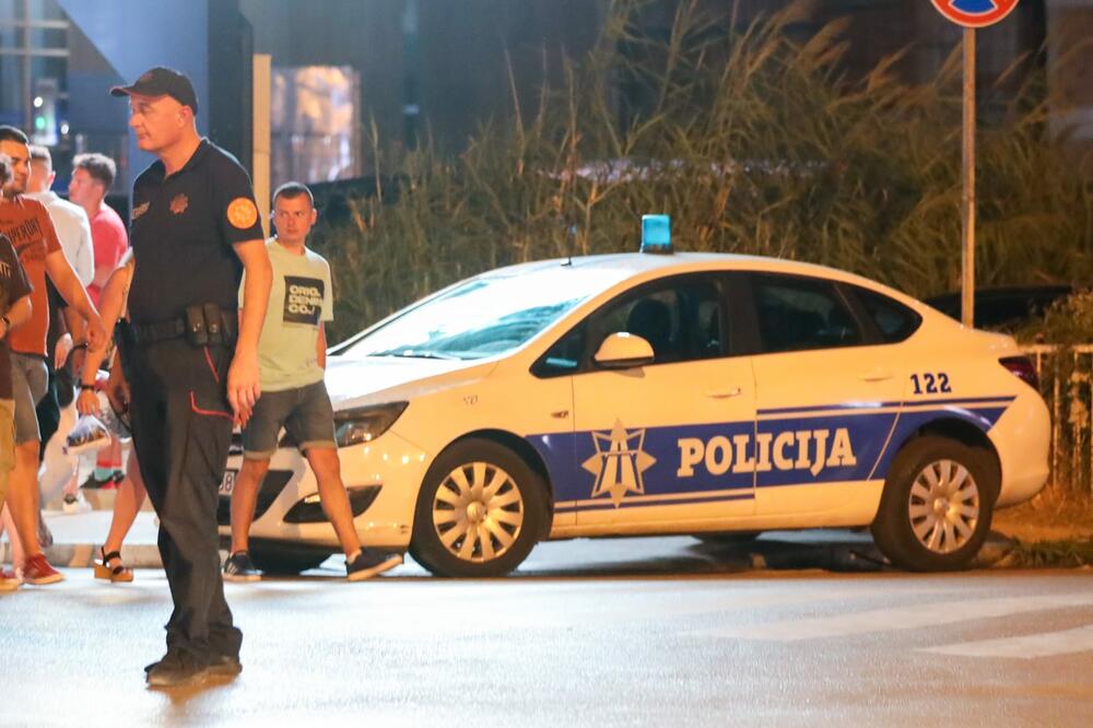 DILER IZ SRBIJE SARAĐIVAO SA NOVLJANIMA: Crnogorska policija pretresla mladiće našla im kokain, marihuanu i metalnu drobilicu