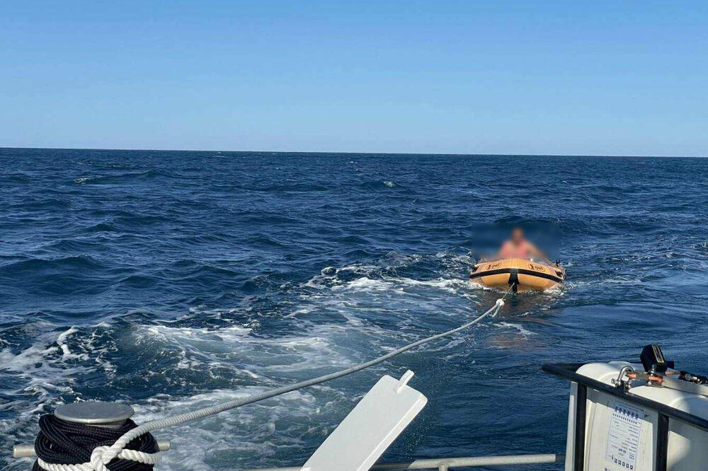 DRAMA KOD BUDVE: Slovenačkog državljanina u gumenom čamcu bura odnela na OTVORENO MORE (FOTO)