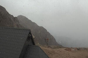 SNEG USRED LETA U SLOVENIJI: Nakon nekoliko oluja na planinskom vrhu provejavale pahuljice (FOTO)