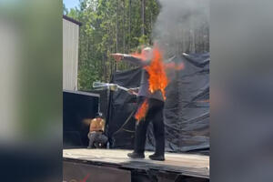 KASKADER HARISONA FORDA SE ZAPALIO NA PROTESTU: Popeo se na binu, pa održao GOVOR, a njegovi reči odjekuju Holivudom (VIDEO)