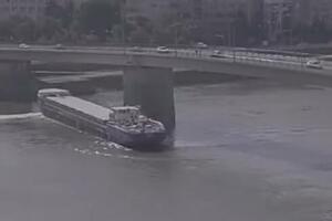 U NOVOM SADU DVA MOSTA BLOKIRANA U ISTO VREME? Brod sa Ukrajincima udario u stub mosta "Duga", nikome nije jasno kako (VIDEO)