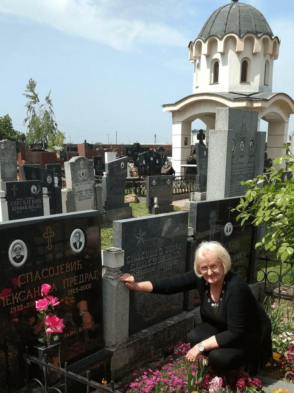 Zorica na groblju predaka u maju 2022.