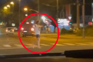 VELIKA OPASNOST KOD PUPINOVOG MOSTA! Muškarac trči i zaleće se na automobile! (VIDEO)