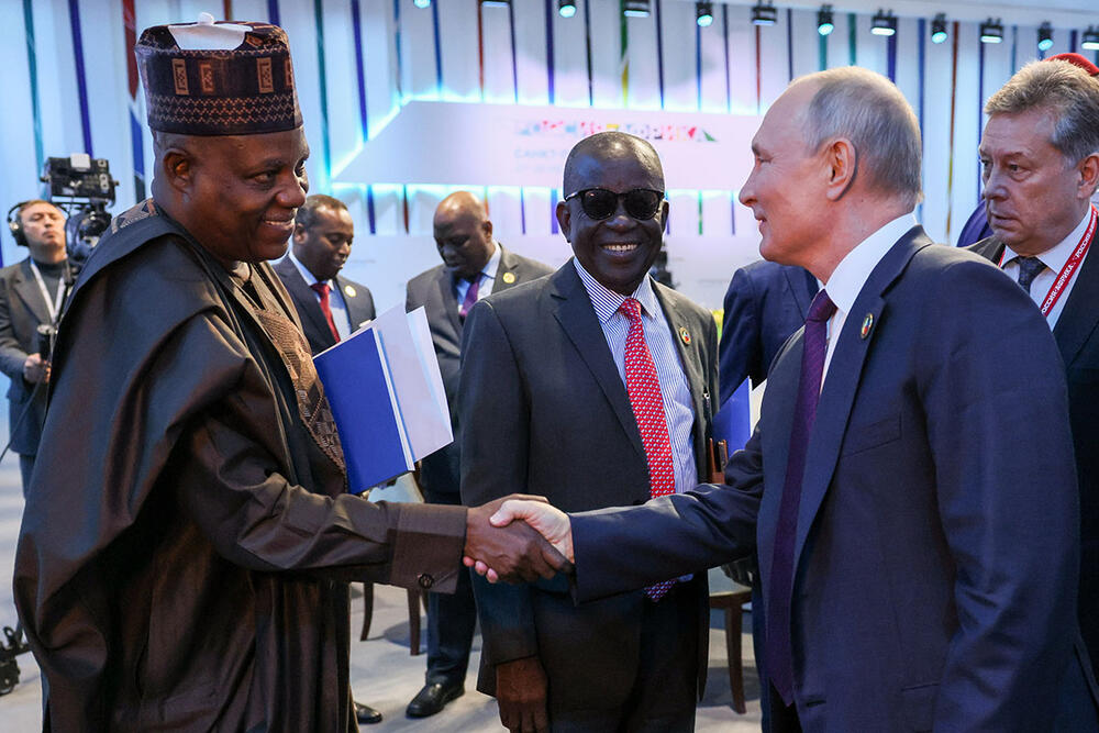 Potpredsednik Nigera Kasim Šetima i ruski predsednik Vladimir Putin na samitu Rusija-Afrika u Sankt Peterburgu