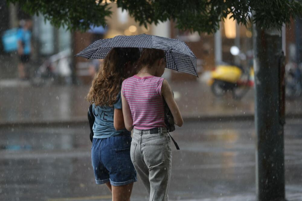 DANAS PROMENLJIVO VREME: Oblačno, a toplo, stiže nam i kiša, padaće i u Beogradu