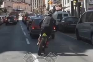 POTEZ ZA NEVERICU: Motociklista dao gas i šokirao vozače automobila, niko nije očekivao da je spreman na OVAKVU LUDOST (VIDEO)