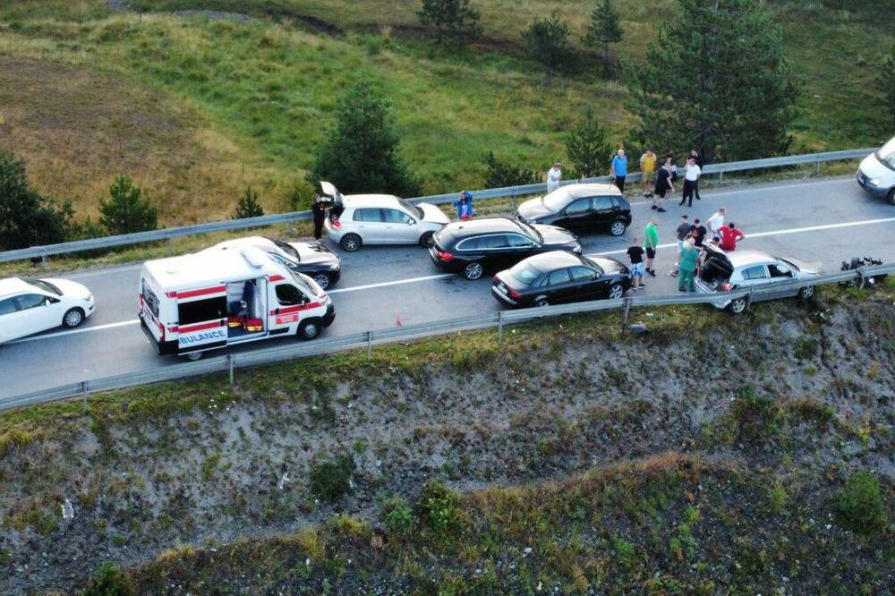 10 SAOBRAĆAJNIH NESREĆA U 24 SATA U JUŽNOBAČKOM OKRUGU: U Novom Sadu bilo 8 udesa, a 5 putnika zadobilo povrede