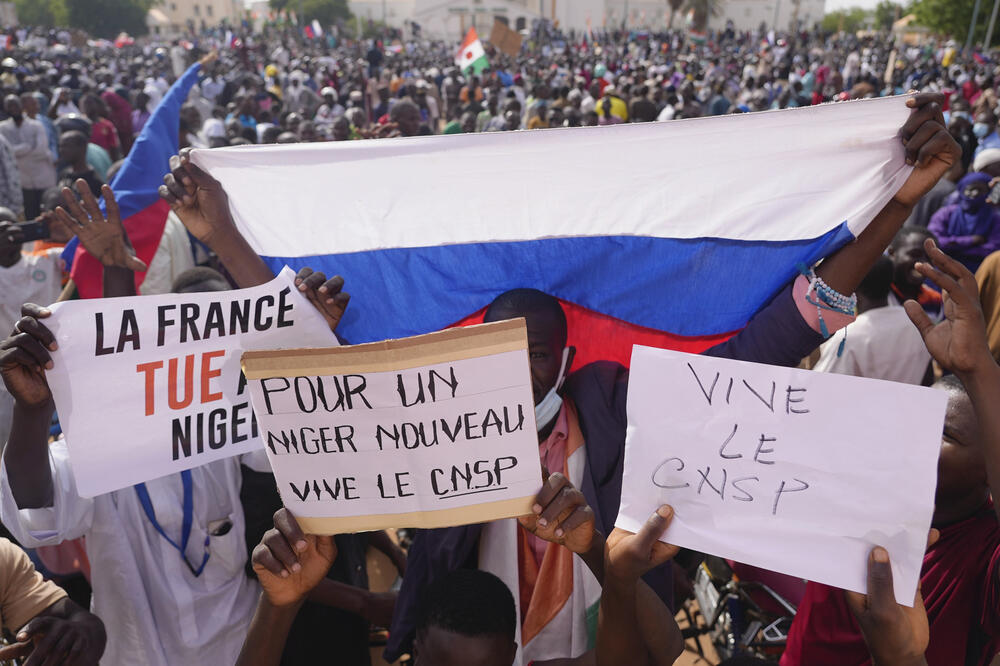 ŠOKANTNO: Ambasador Francuske i diplomatsko osoblje u Nigeru TAOCI u ambasadi!