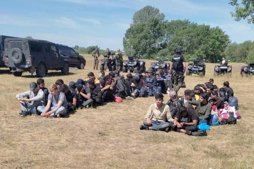 PRONAĐENO 300 IREGULARNIH MIGRANATA I ARSENAL ORUŽJA: U akciji u šumi prema granici sa Mađarskom učestvovalo 820 policajaca (FOTO)