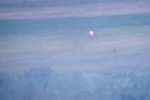 UŽASAN SNIMAK UBISTVA NA FRONTU: Ruski vojnik beži preko polja, a onda sledi eksplozija! (UZNEMIRUJUĆI VIDEO)
