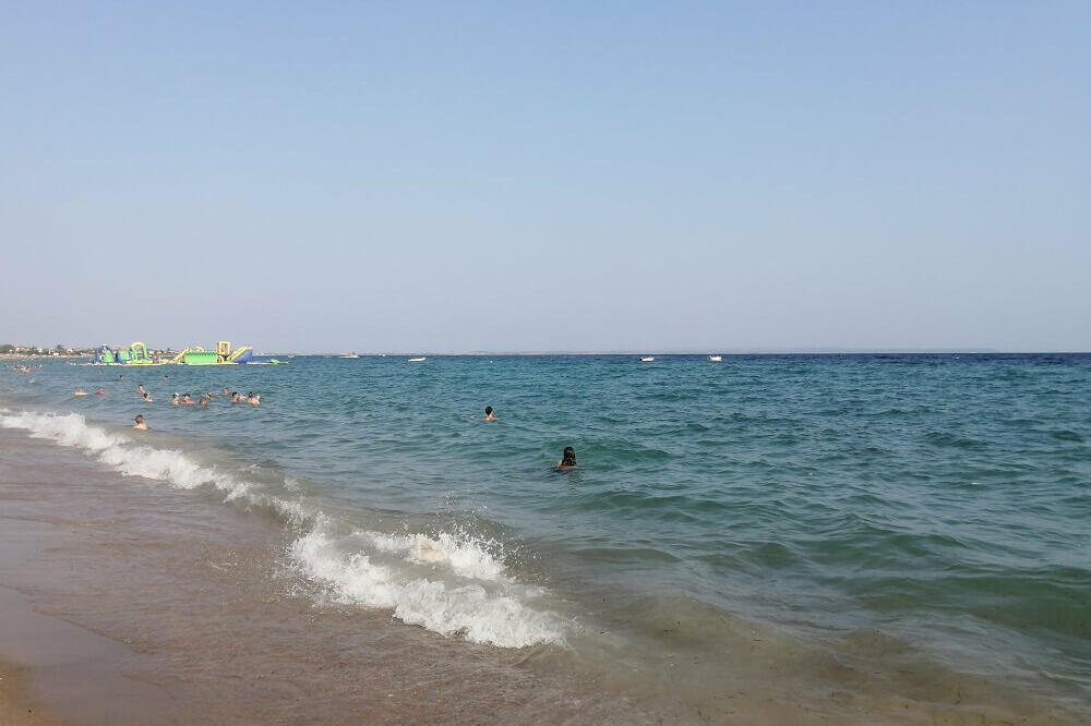 TRAGEDIJA! SRBIN UMRO NA PLAŽI U GRČKOJ: Doživeo srčani udar dok se igrao sa porodicom, iz vode ga izvukla supruga
