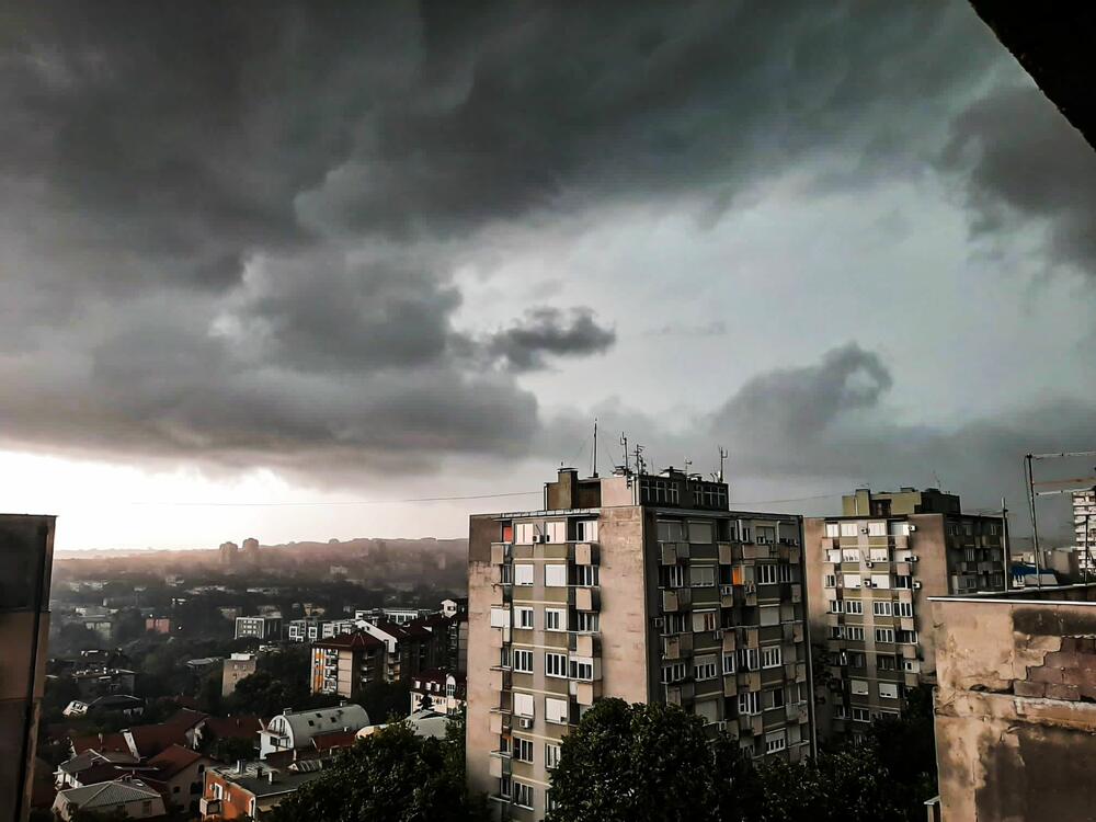 U NAREDNIH SAT VREMENA DOLAZE PLJUSKOVI: Crni oblaci se nadvili nad BEOGRADOM, evo koji delovi Srbije su NA UDARU!