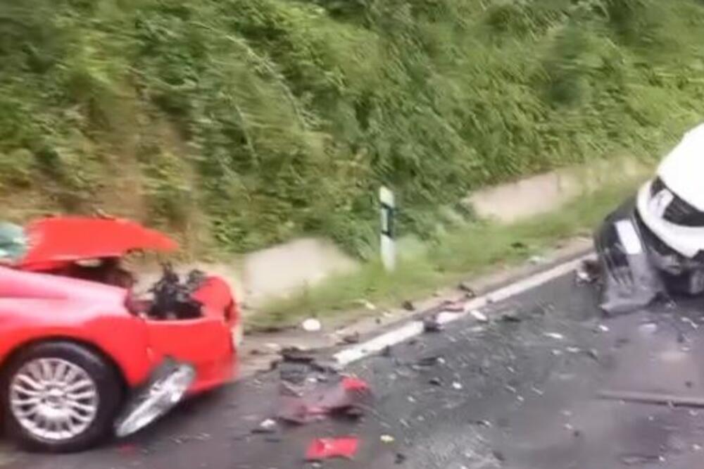 TEŠKA SAOBRAĆAJNA NESREĆA KOD BARIČA: Sudarili se automobil i kombi, vozila potpuno uništena, delovi po putu (VIDEO)