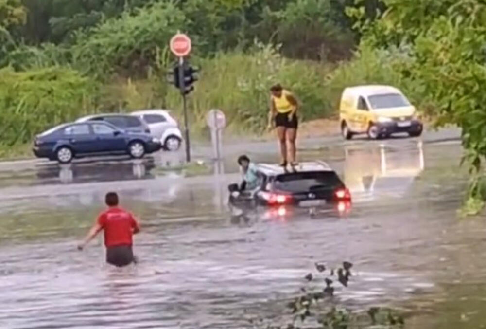 spasavanje, auto pod vodom