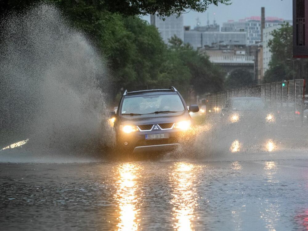 poplave, ulice pod vodom, automobili