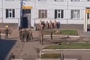 ŠOKANTAN SNIMAK: Ruski komandant naterao vojnike da se skinu GOLI pa ih tukao i terao da čupaju travu! (VIDEO)