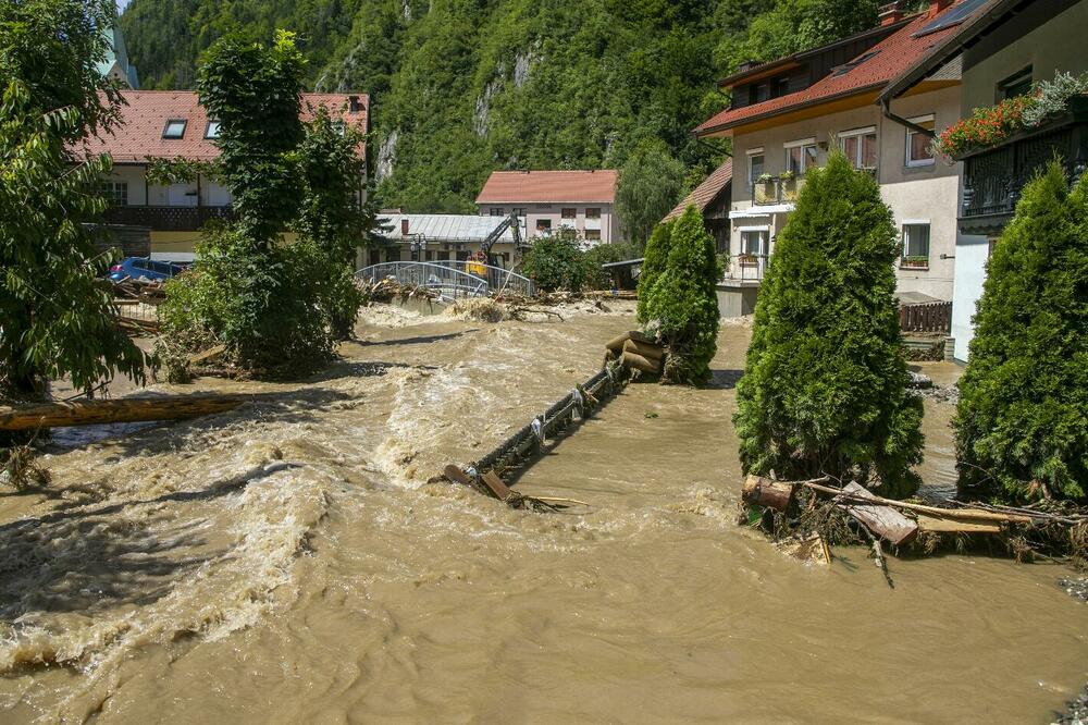 CIKLON DONOSI OLUJNO NEVREME REGIONU: Sloveniji prete poplave, pljuskovi u Hrvatskoj, BiH i Crnoj Gori, evo šta čeka Srbiju