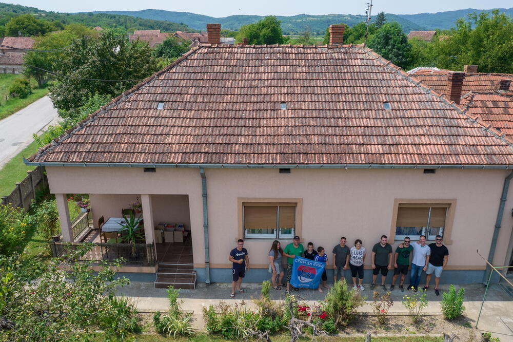 "SEDIMO NA TERASI, DECA SE IGRAJU PO AVLIJI I MILO NAM"! Jevtići dobili kuću i sve o čemu su maštali (FOTO)