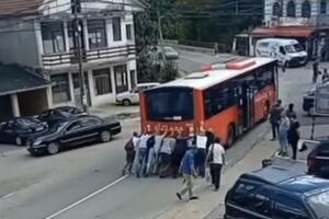 HIT SNIMAK IZ BEOGRADSKOG NASELJA: Autobus nije hteo da upali, izašli putnici pa gurali GRDOSIJU! Evo da li su uspeli! (FOTO)