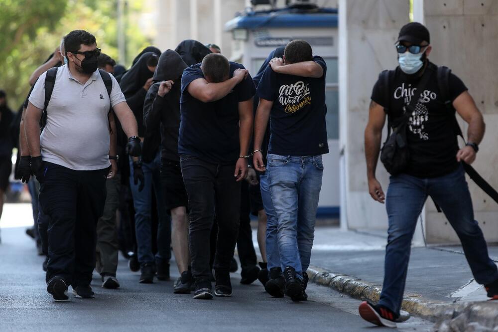 SVI HRVATSKI NAVIJAČI OSTAJU U ZATVORU: Grčki sud tereti huligane za ubistvo i još 4 krivična dela! UBICI PRETI DOŽIVOTNA ROBIJA