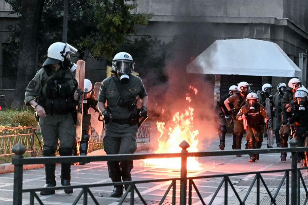 TUGA: Preminuo grčki policajac povređen u neredima navijača u Atini