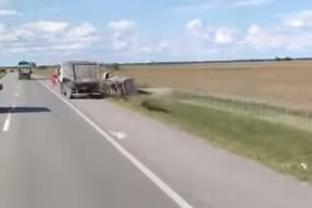KAMION SLETEO SA PUTA I PREVRNUO SE: Teška saobraćajka na auto-putu Novi Sad-Subotica (VIDEO)