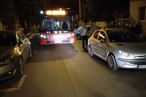 HAOS U ZEMUNU! Dva bahata vozača blokirala ulicu i stotine ljudi u autobusima. Ignorisali policiju, sklonili se kad je stigao PAUK