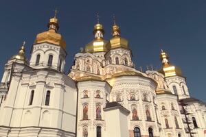 U KIJEVSKO-PEČERSKU LAVRU USELJAVAJU VOJSKU! Moskva: To je nasilje nad vernicima (VIDEO)