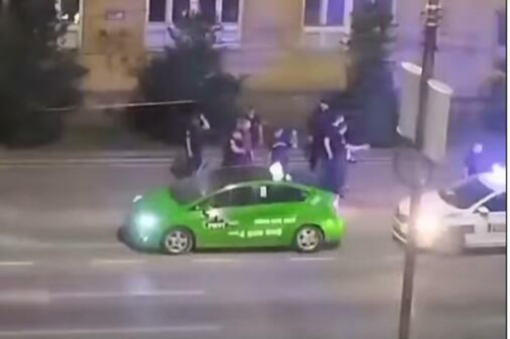 HAPŠENJE UŽIVO SNIMAO SA TERASE: Noćna akcija policije u Nišu, izašao iz taksija pa ga policajci otpratili do stanice