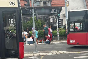 TEŠKA NESREĆA U BEOGRADU: Autobus na liniji 59 pokosio mamu i ćerkicu na Labudovom brdu, prva slika s mesta nesreće FOTO