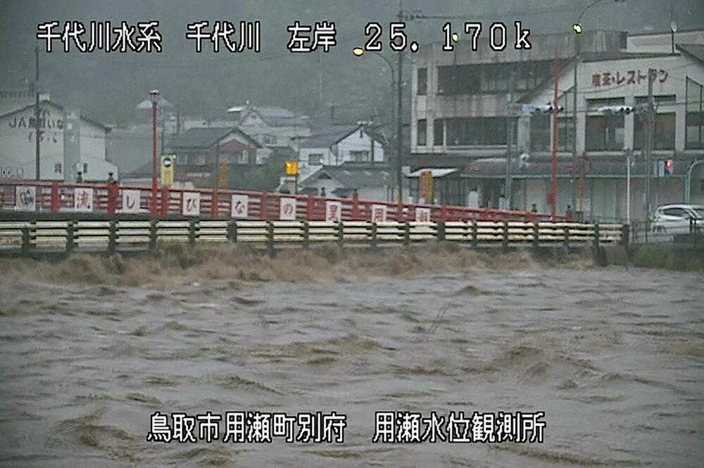 SNAŽAN TAJFUN POGODIO JAPAN: Naređena HITNA evakuacija 240.000 ljudi, izdata upozorenja za poplave i klizišta, otkazani letovi
