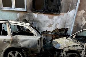 DRAMA RANIM JUTROM U PAZARU: Dva automobila nestala u plamenu, požar se proširio i na stambenu zgradu (FOTO)