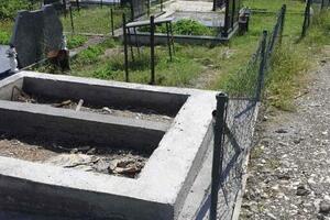 NEČUVENO U ŠUMADIJI: Kragujevčanin sam pomerio ogradu groblja pa sebi sazidao grobnice skoro na ulici?! (FOTO)