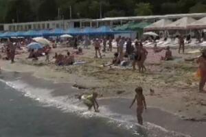 KUPANJE USRED RATA! Ukrajinske vlasti otvorile crnomorske plaže u Odesi, od pomorskih mina ljude treba da zaštiti mreža (VIDEO)