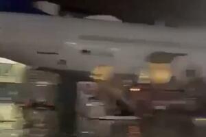 DRAMATIČNO! NADREALNI PRIZORI U FRANKFURTU: Avioni parkirani u dubokoj vodi, u pozadini sevaju munje! (VIDEO)