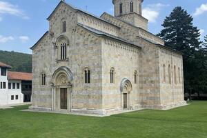 BRAVO ZVEZDO! SVETINJAMA U POHODE: Uručene novčane donacije srpskim manastirima na Kosovu i Metohiji