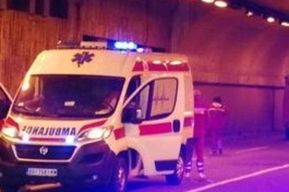 TEŠKA SAOBRAĆAJKA NA ULAZU U TERAZIJSKI TUNEL: Auto udario motor, povređena žena (43) prevezena u Urgentni