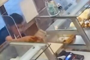KRAĐA U ZEMUNU UŽIVO: Pogledajte kako je lopov ukrao pare u pekari, a onda lagano odšetao (VIDEO)