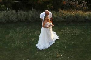 MAJKA MAJLI SAJRUS UDALA SE ZA ČUVENOG GLUMCA KOJI JE RANIJE JURIO MLAĐE: Romantične slike sa venčanja zaustavljaju dah! (FOTO)