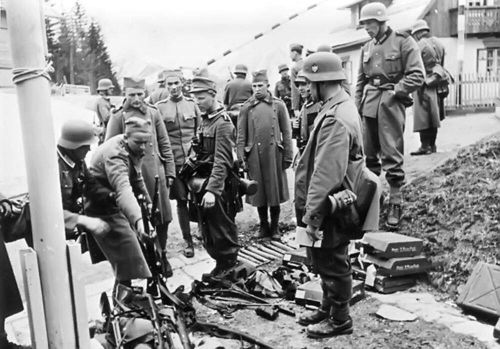 Vojnici Kraljevine Jugoslavije predaju se nemačkim okupatorima