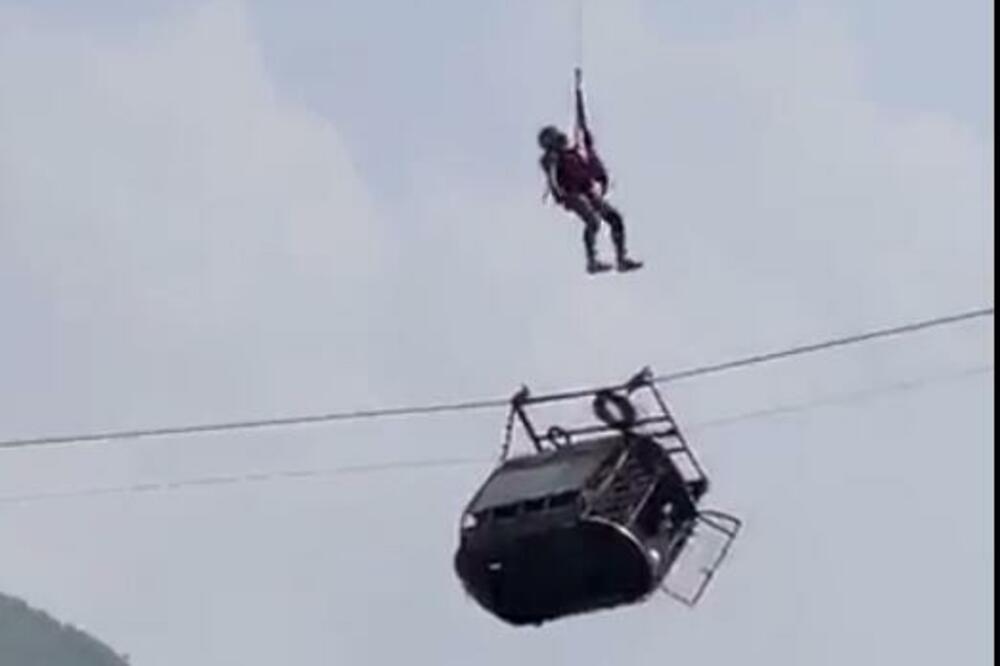 KRAJ DRAME U PAKISTANU: Spaseni SVI putnici iz žičare koja je satima visila iznad provalije! (VIDEO, FOTO)