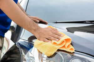 OVAJ TRIK ĆE VAM UŠTEDETI MNOGO PARA: Evo kako da JEFTINO sredite ogrebotine na automobilu uz pomoć jedne stvari iz kupatila!