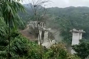 LETE NA MESEC, A NA ZEMLJI IM SE RUŠE SKELE: Najmanje 26 poginulih na gradilištu železničkog mosta u Indiji (FOTO, VIDEO)