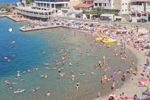 "TOLIKO TO RADE DA JE VODA POŽUTELA" Plaža koju Srbi redovno posećuju USIJALA MREŽE! Da li biste "odmarali" ovde?! (VIDEO)