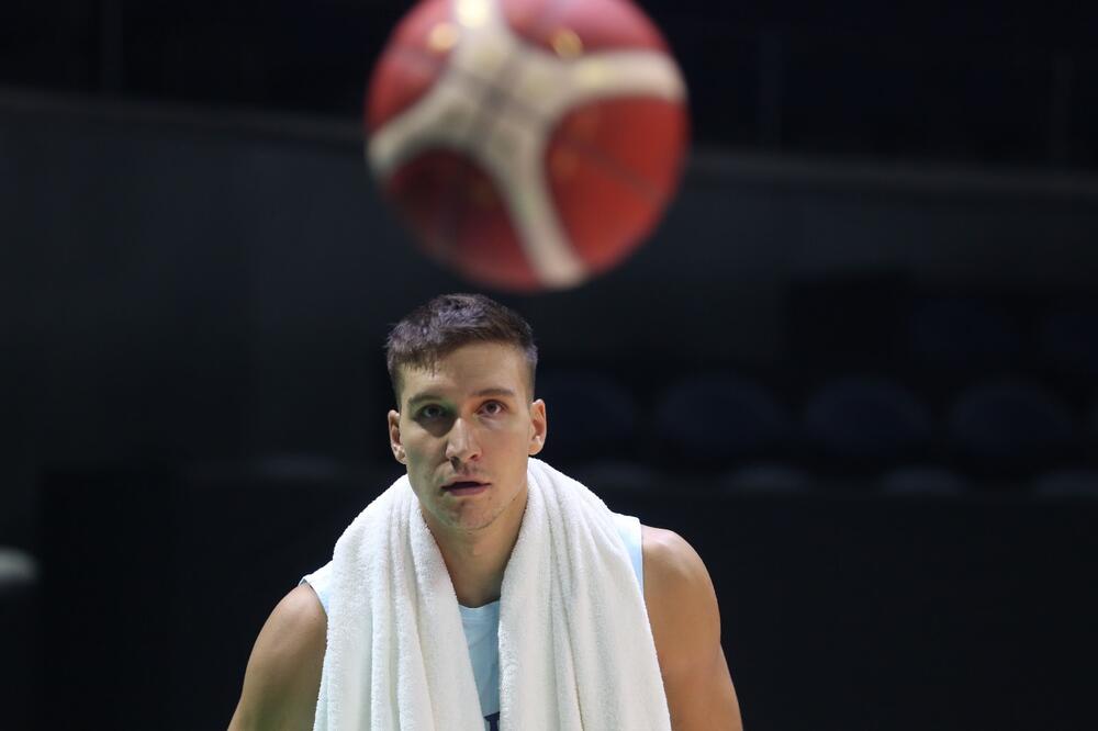 BOGDAN NAOŠTREN - POGAĐA SA SVIH POZICIJA, PA I ONIH NEMOGUĆIH! Srpski košarkaš ZADIVIO SVE onim što je uradio na treningu (VIDEO)