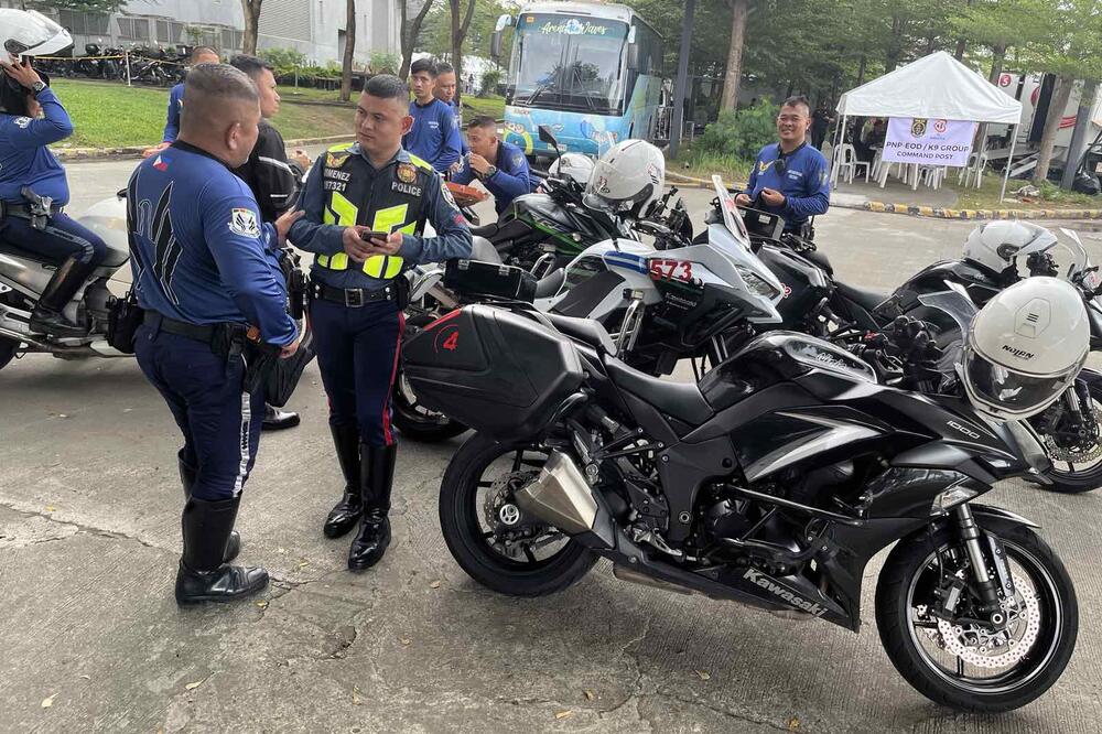 PA, IM TI POBEGNI! Filipinska policija vozi zveri na dva točka (FOTO)